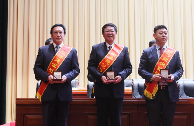 集團獲評天橋區(qū)經(jīng)濟建設(shè)突出貢獻獎單位 牟曉巖總經(jīng)理榮獲天橋區(qū)經(jīng)濟建設(shè)功勛獎